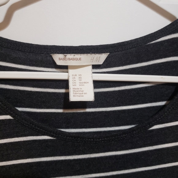 🌿 3/$20 🌿 H&M Gray and White Striped T-Shirt Size Extra Small - Picture 2 of 4